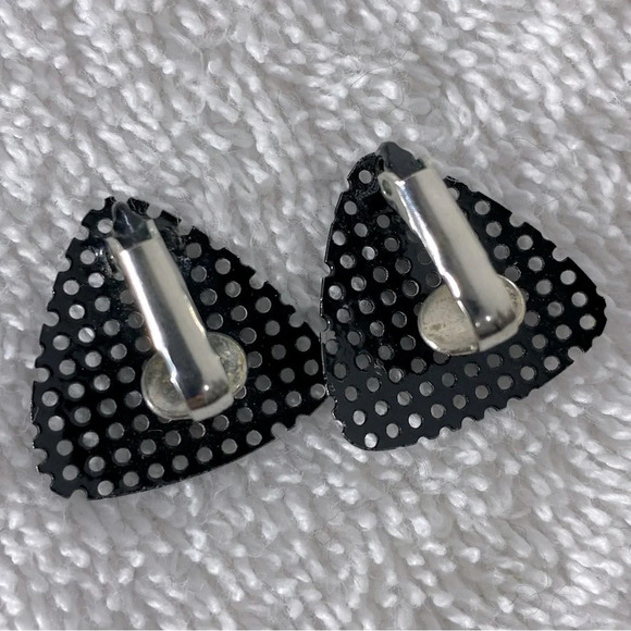 Vintage Black Coated  Metal Mesh Triangle Clip On Earrings - Picture 2 of 8